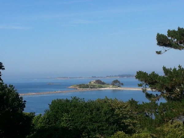 Saint-Pol-de-Léon dans le Finistère Nord en Bretagne : entre mer et terre... Magnifiques paysages dans un merveilleux écrin naturel de verdure sur fond bleu marin et sous dominance du ciel avec le vent comme Maître...